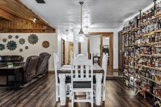 "Сам Джек Деніел сказав би, що це занадто": Мережу приголомшили фото будинку на продаж (фото)