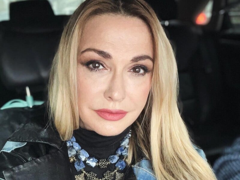 Сумська показала, який вигляд мала з темним волоссям