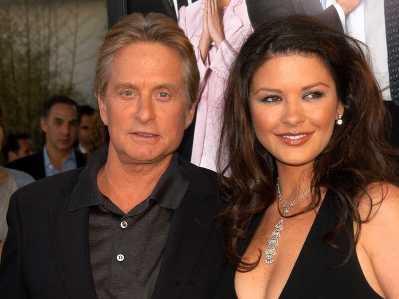 "У мене закінчуються ідеї". 55-річна Зета-Джонс зробила відверте фото в подарунок 80-річному Дугласу "У мене закінчуються ідеї". 55-річна Зета-Джонс зробила відверте фото в подарунок 80-річному Дугласу