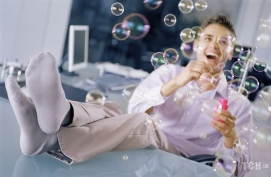 Тест: оберіть позу, в якій зазвичай сидите, і дізнайтеся, наскільки ви впевнені в собі