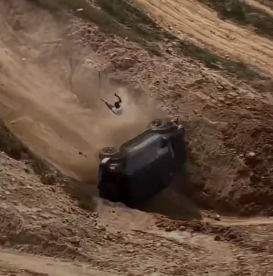 Водій під час аварії "катапультувався" з даху авто і дивом не отримав жодних травм – фото