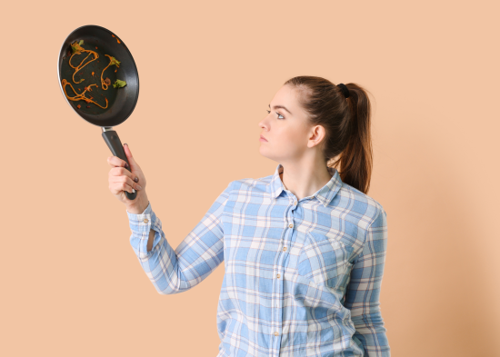 Брудна і чорна сковорідка стане дзеркально чистою: як за 4 хвилин позбутися нагару