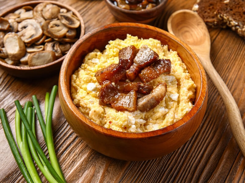 До суміші дододайте кукурудзяну крупу, посипте шкварками – і вийде смачний і поживний закарпатський банош