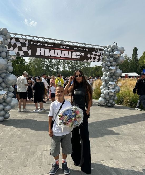 Ксенія Мішина показалася на лінійці 12-річного сина й здивувала тематикою свята: "Оце я розумію"