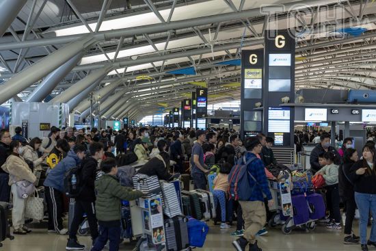 Пілот зворушив розгніваних пасажирів на 7-годинне затримання рейсу: як він загладив провину – фото