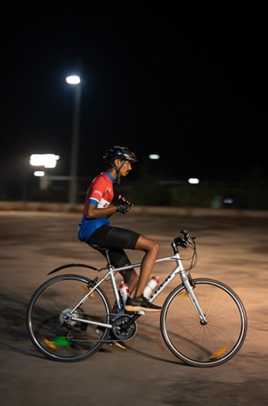 Жодного разу не торкнувся керма: чоловік проїхав понад 150 км на велосипеді без рук (фото)