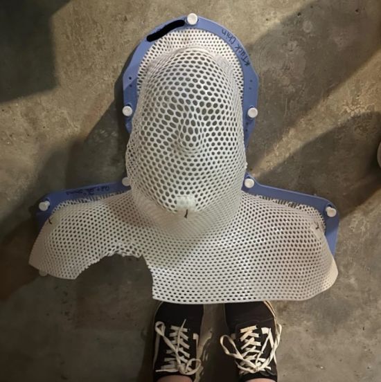 Пара знайшла моторошну маску у своєму підвалі та була шокована її історією – фото