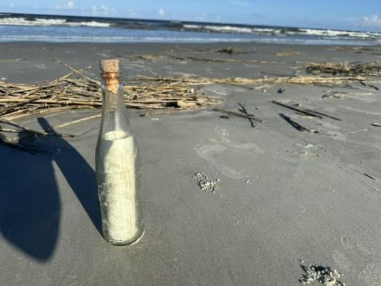 Іменинниця загадала знайти послання у пляшці та виявила його через 10 хвилин: що там було (фото)