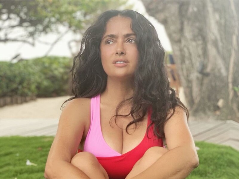 10 найкращих фото в купальнику 58-річної Гаєк, які "документують добре прожите життя"