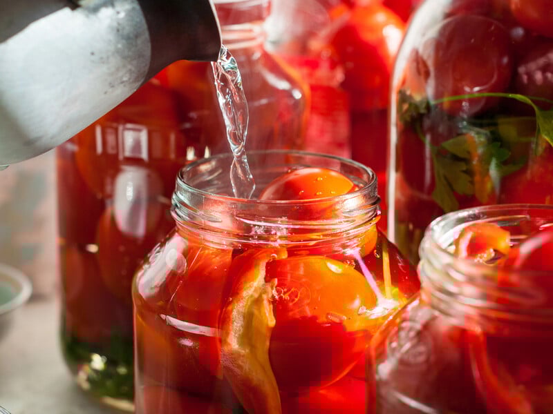 "Кожного року закриваю так. Смачно і просто". Консервовані помідори на зиму