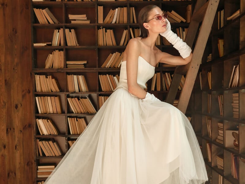 Класика й естетика "гарячого тренду". Андре Тан презентував одяг для жінок, які цінують знання. Фото