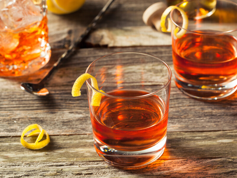 Додайте в бутиль із горілкою прянощі й це з аптеки – вийде насичений і ароматний домашній коньяк