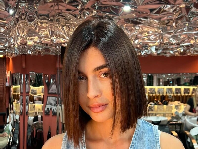 Ексдружина Ярославського змінила зачіску й показала фігуру, млосно позуючи на дивані Ексдружина Ярославського змінила зачіску й показала фігуру, млосно позуючи на дивані