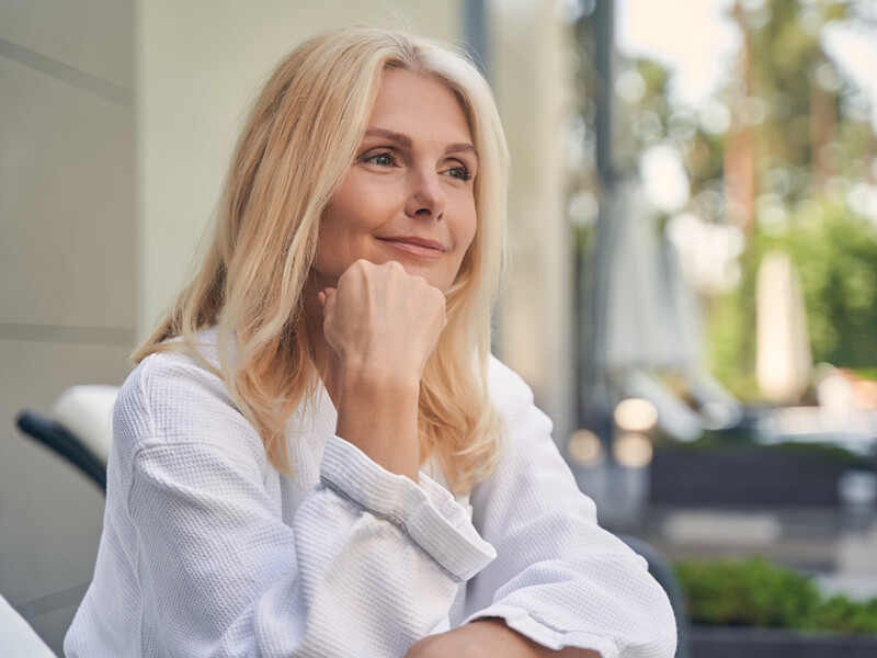 Штани цього крою "роблять дива". Стиліст розповів про головний осінній тренд для жінок віком від 50 років