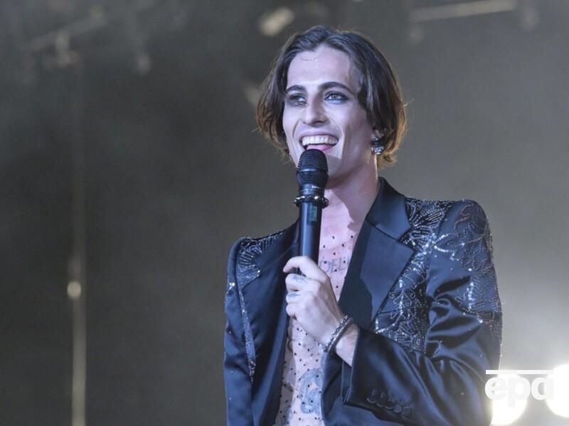 Фронтмен Måneskin випустив перший сольний трек, продемонструвавши свій "знаменитий потужний вокал". Відео Фронтмен Måneskin випустив перший сольний трек, продемонструвавши свій "знаменитий потужний вокал". Відео