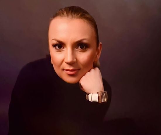 "Мама" Вєрки Сердючки замилувала фото з 5-місячною онукою та донькою під час прогулянки