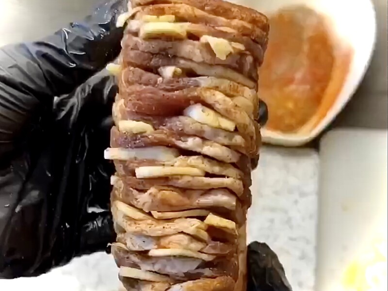 "Це точно найсмачніше сало". У кожен розріз покладіть ці спеції для насиченої, запашної скоринки