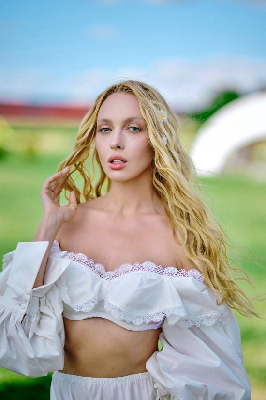 Оля Полякова розчулила відео, як її 12-річна донька вперше за час війни повернулася до школи в Києві