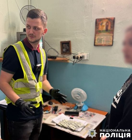 За 1 тисячу доларів обіцяла підзахоронення до чужої могили: у Києві затримали працівницю кладовища