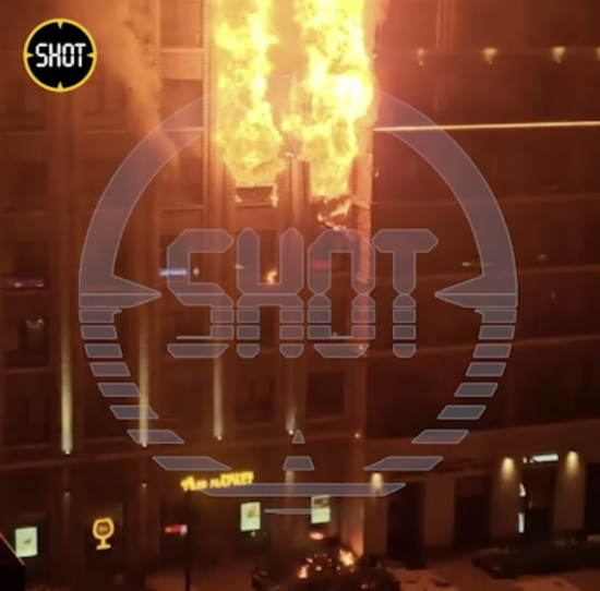 У Москві спалахнула потужна пожежа в багатоквартирному будинку: люди стрибають із вікон