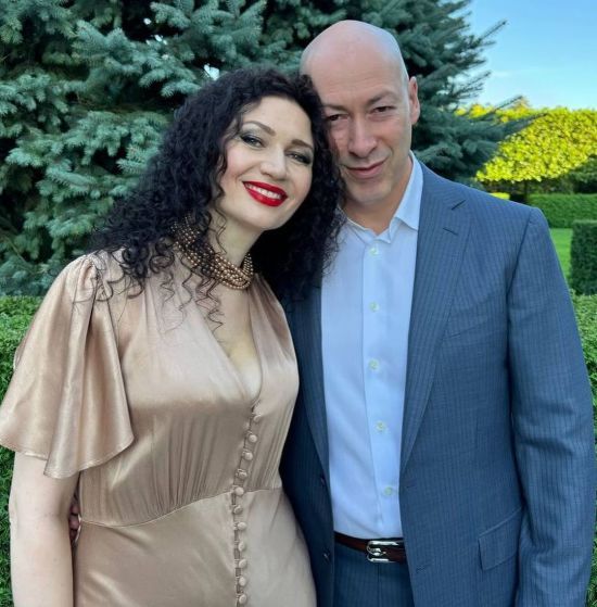 Дмитро Гордон показався в обіймах дружини-красуні і наробив з нею атмосферних фото