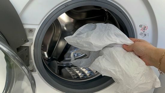Навіщо класти пакет до пральної машини: цей трюк допоможе позбутися 2 проблем під час прання