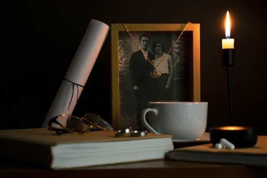 Чи потрібно після похорону на підвіконня ставити воду і скибку хліба: що каже церква