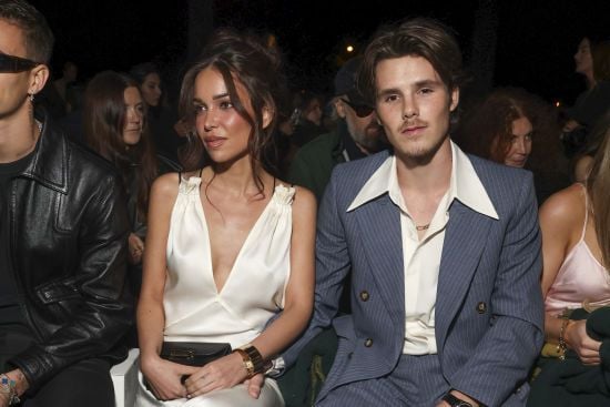 Молодший син Бекхемів закрутив роман з майже на 10 років старшою співачкою – копією мами Вікторії