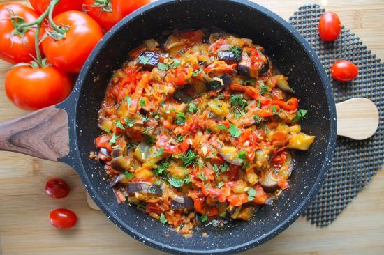 Як приготувати тушковані баклажани на сковороді: це смачно та корисно