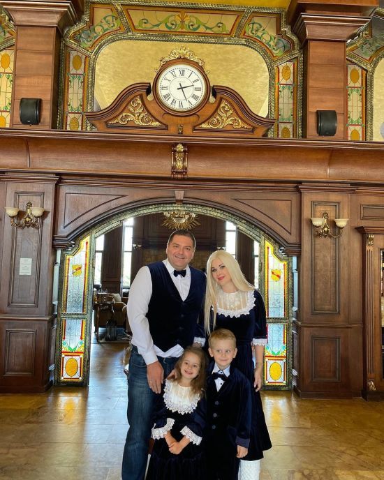 Катерина Бужинська показала, як із чоловіком-іноземцем відвела 7-річних двійнят до школи в Болгарії