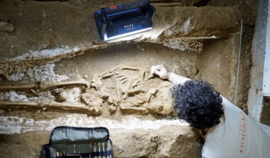 Чоловік виявив середньовічні скелети і саркофаги у своєму підвалі: археологи оцінили знахідку