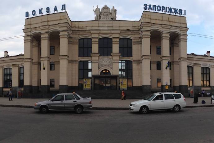 Росіяни обстріляли вокзал та потяг у Запоріжжі