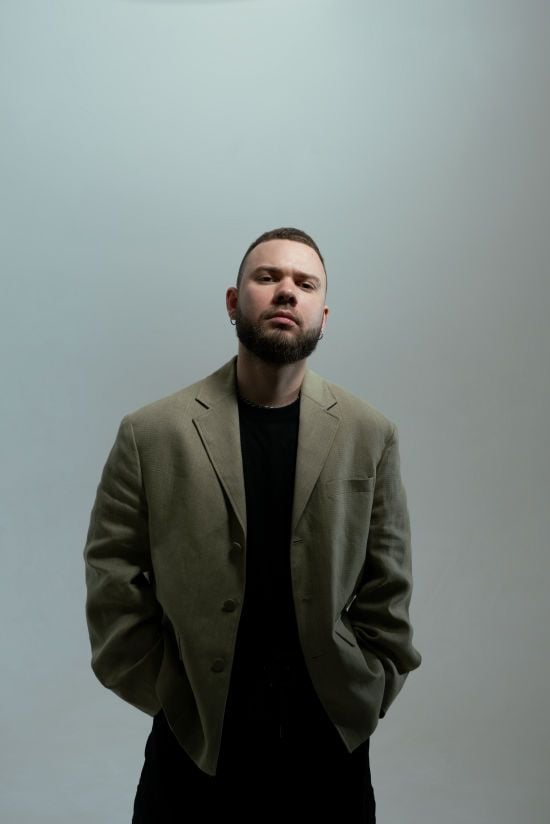 Відомий співак відверто розповів про зради та неочікувані пропозиції роману від чоловіків