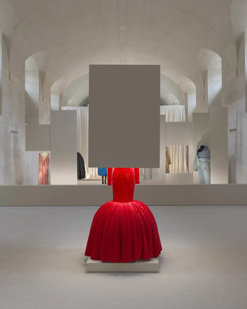 Balenciaga відкрили виставку The Subtleties of a Dialogue у Парижі