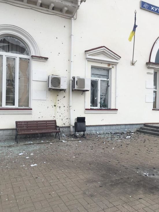 Окупанти FPV-дронами вдарили по залізничному вокзалу на Сумщині: є поранені