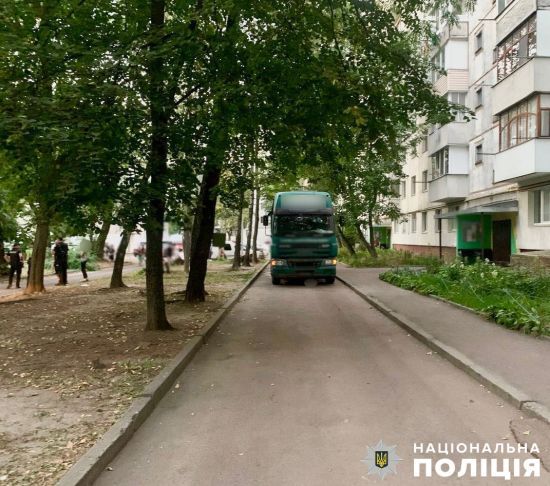 У Житомирі сміттєвоз на смерть переїхав жінку прямо в дворі багатоповерхівки  
