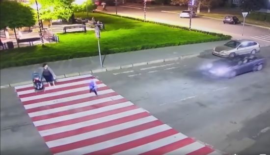 У Смілі водійка збила 3-річну дитину: шокувальне відео збурило соцмережі