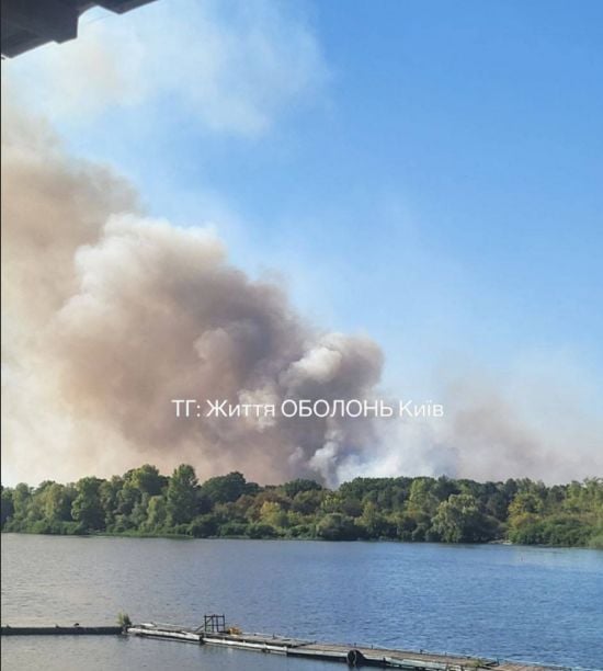 У Києві спалахнула масштабна пожежа: над містом – стіна з диму