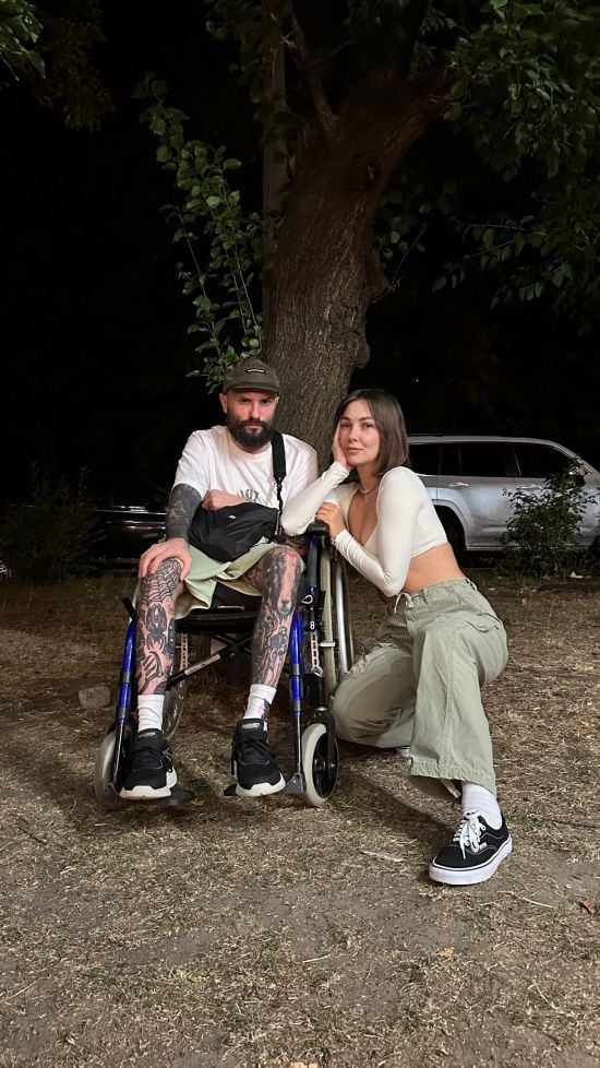 Зірка "Ліги сміху" Віктор Розовий показався у кріслі колісному на милих фото з дружиною