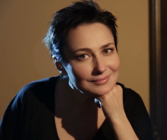 Олена Мозгова показалася без макіяжу та фотошопу і відповіла хейтерам, які закидають їй пластику