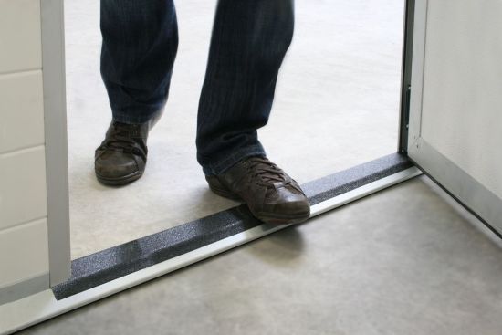 Чому не можна передавати речі через поріг, розмовляти таким чином: мерці під порогом