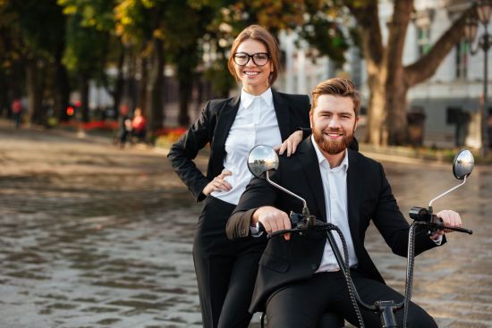 Чому старші жінки вибирають молодих чоловіків: скільки тривають такі стосунки