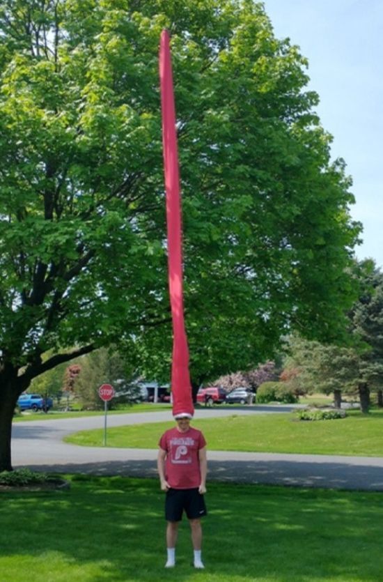 Студент витратив роки на створення найвищого у світі капелюха: його висота, вага і фото