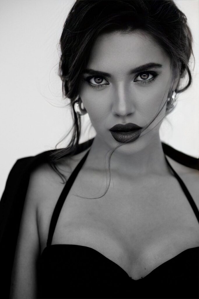 Після тривалої відпустки в лави шоу бізнесової сфери повертається співачка та телеведуча LADA