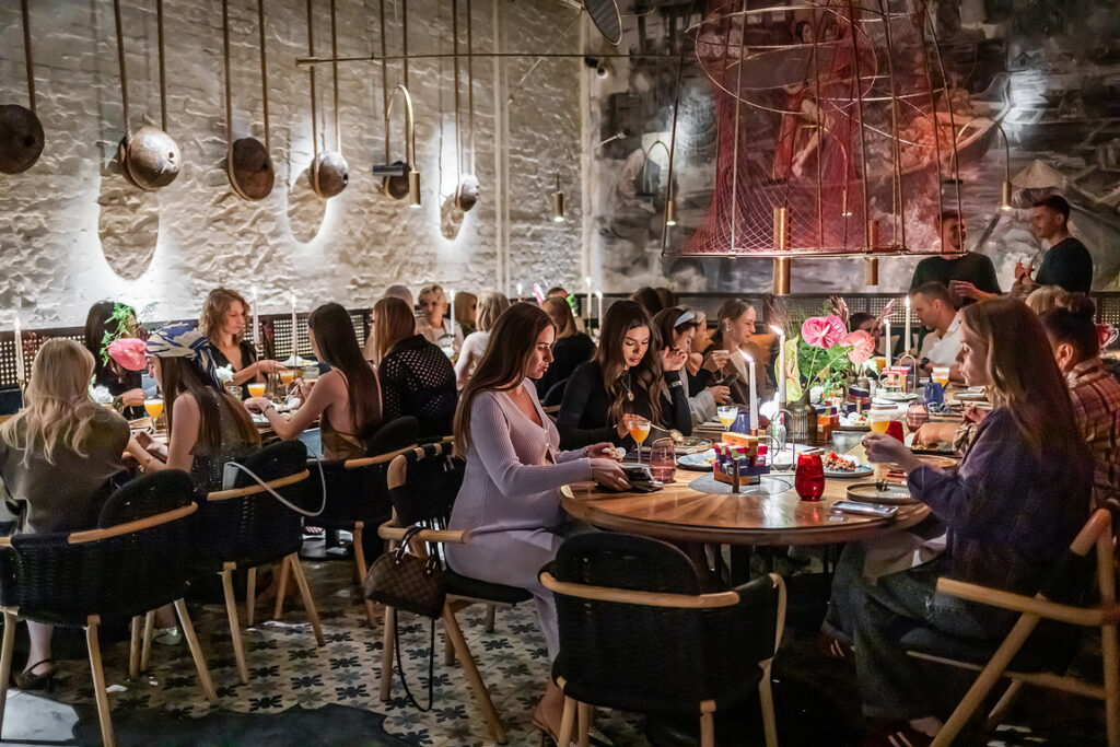 Збалансоване харчування та фʼюжн комбінації: NĂM презентує нутрітивне функціональне меню спільно із шеф-кухарем Ектором Хіменесом-Браво та лікарем Катериною Толстіковою