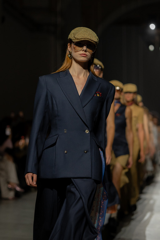 Ручна робота, золоті сорочки-поло та хустки від Олександра Стеколенка в колекції “Екзистенція” бренду TONiA Ручна робота, золоті сорочки-поло та хустки від Олександра Стеколенка в колекції “Екзистенція” бренду TONiA