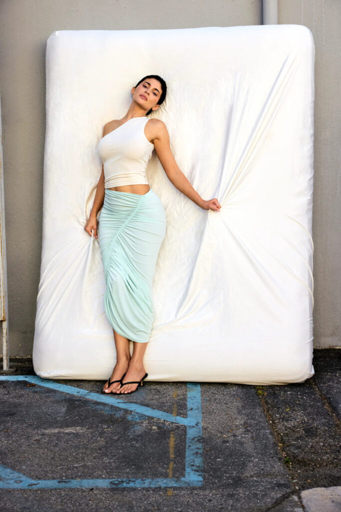 Бренд Кайлі Дженнер Khy показав колаборацію з Atlein Бренд Кайлі Дженнер Khy показав колаборацію з Atlein