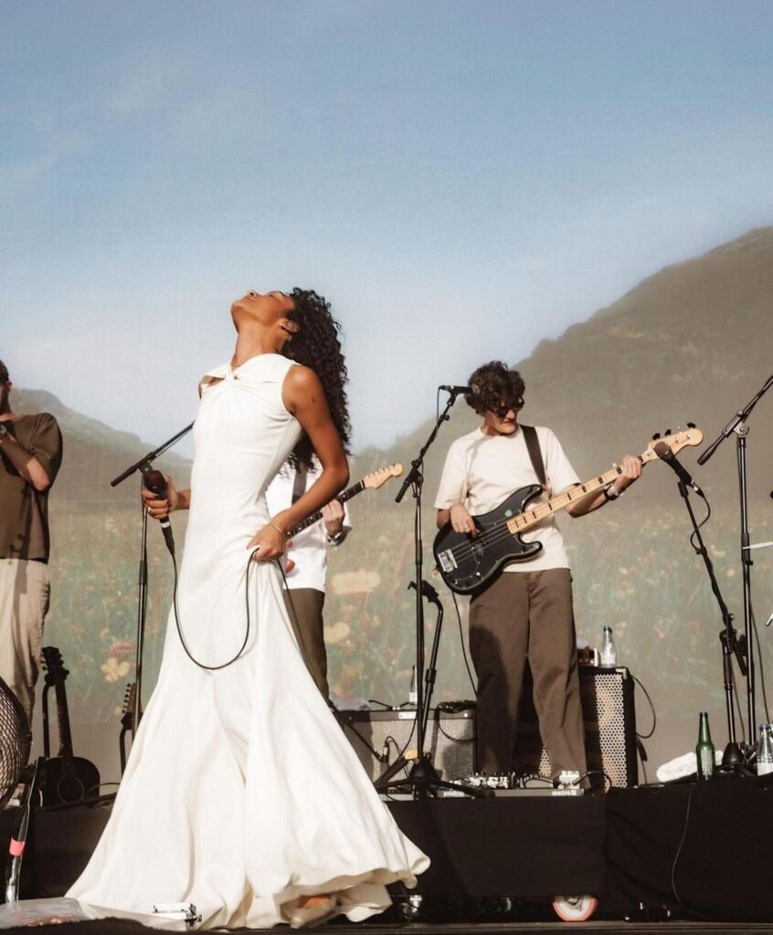 Британська співачка Олівія Дін приміряла сукню від Anna October Британська співачка Олівія Дін приміряла сукню від Anna October