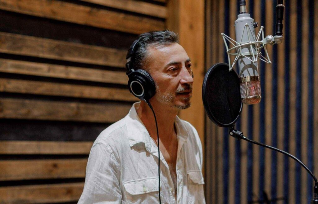 Юрій Пустовіт запрем’єрив трек “Врятуй” про важливість підтримки від найріднішої людини та віру в кохання Юрій Пустовіт запрем’єрив трек “Врятуй” про важливість підтримки від найріднішої людини та віру в кохання