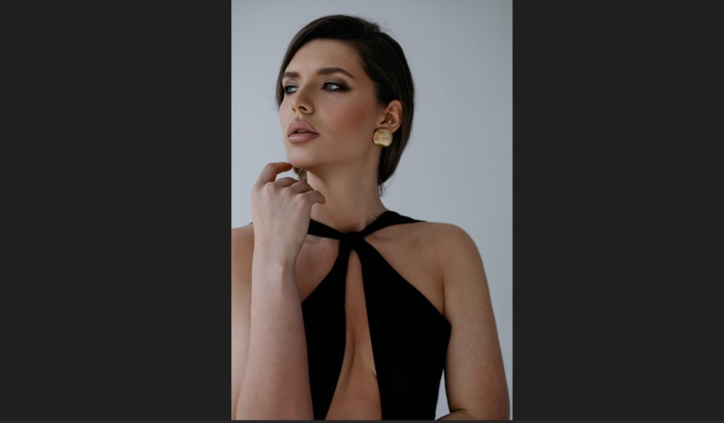 Після тривалої відпустки в лави шоу бізнесової сфери повертається співачка та телеведуча LADA